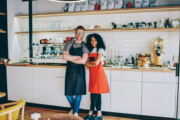 Retrato Multicultural Dois Colegas Baristas Aventais Cooperando Juntos Desenvolvimento Próprio — Fotografia de Stock