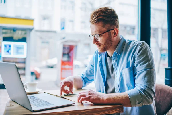 Koncentrerad Hipster Student Läsa Information Och Kontrollera Data Arbetar Modern — Stockfoto