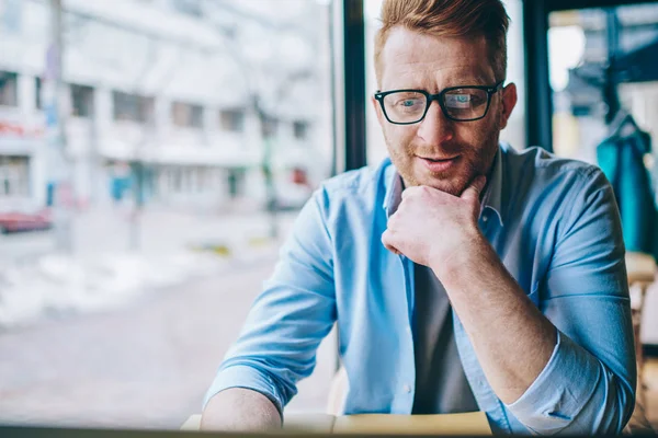 Knappe Kaukasische Jongeman Met Rood Haar Zitten Coffeeshop Interieur Buurt — Stockfoto