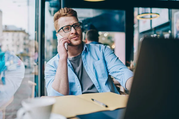 Kaukasische Junge Geschäftsmann Stilvollen Brillen Kommunizieren Auf Smartphone Gerät Ruht — Stockfoto