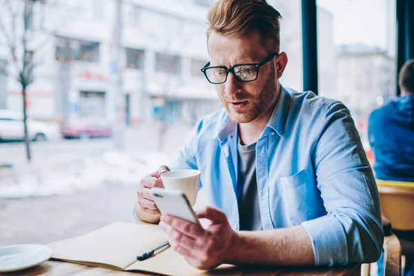 Jonge Zakenman Controleren Mail Met Melding Smartphoneapparaat Onder Het Genot — Stockfoto