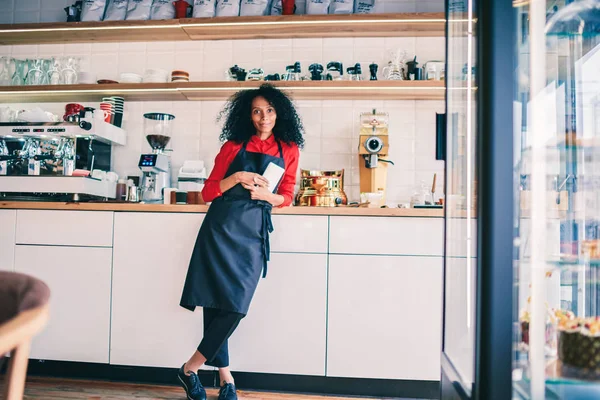 Ganztägiges Porträt Positiver Afrikanisch Amerikanischer Mitarbeiter Eines Cafés Uniform Der — Stockfoto