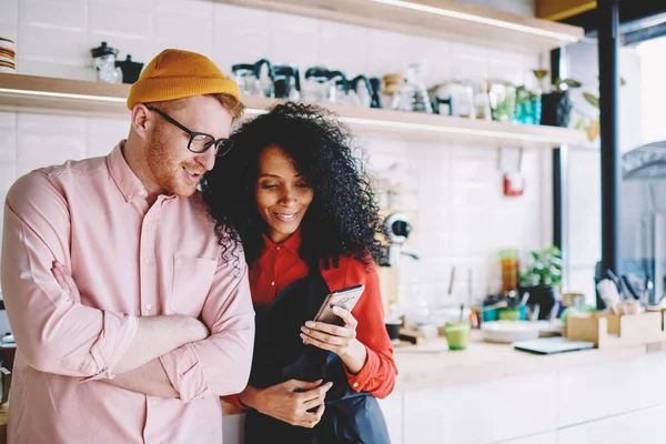 Positivo Afro Americano Barista Femminile Che Mostra Informazioni Sul Sito — Foto Stock