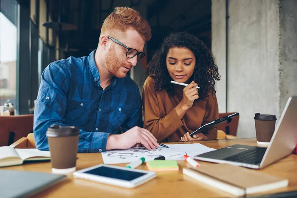 Expertos Colegas Arquitectos Masculinos Femeninos Discutiendo Bocetos Sobre Reunión Interior — Foto de Stock