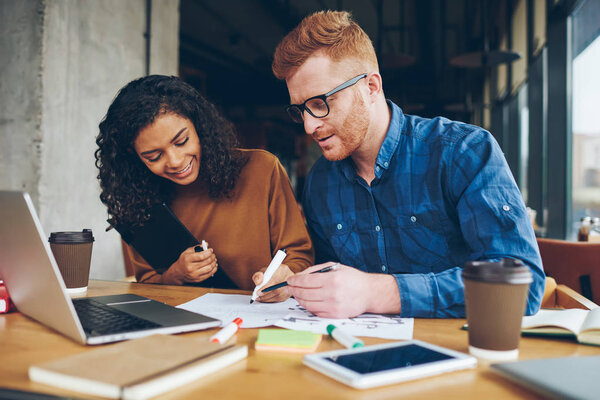 Творческие коллеги-дизайнеры, рисующие эскизы, совместно обсуждают идеи во время сотрудничества, позитивные талантливые студенты совместно работают над написанием домашних заданий во время мозгового штурма
