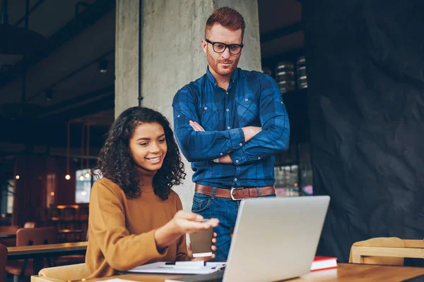 Smilende Afroamerikansk Jente Som Viser Sin Trenerprosjektplanlegging Nettsiden Som Lest – stockfoto