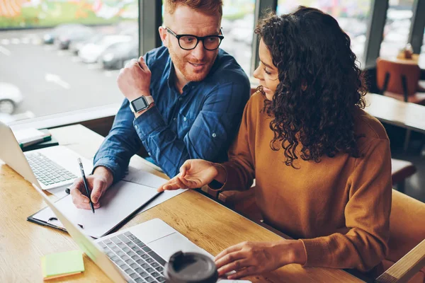 Diseñador Masculino Creativo Explicándole Colega Idea Boceto Cooperando Espacio Coworking — Foto de Stock