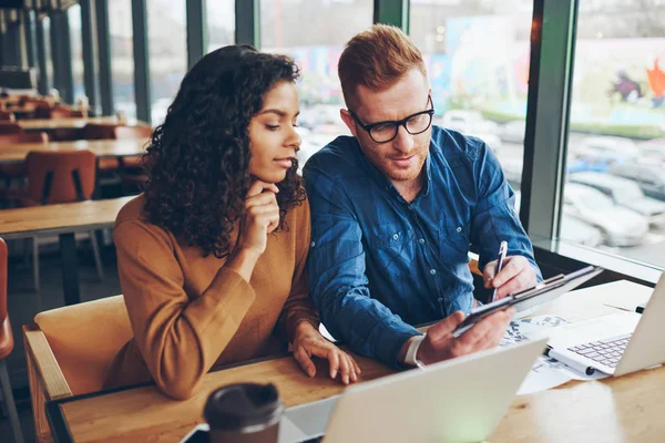 Professionele Mannelijke Architect Tonen Zijn Tekening Aan Collega Doen Productief — Stockfoto