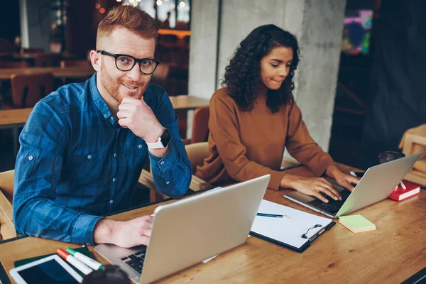 Portre Profesyonel Erkek Freelancer Eyewear Işbirliği Ofis Wifi Ile Coworking — Stok fotoğraf