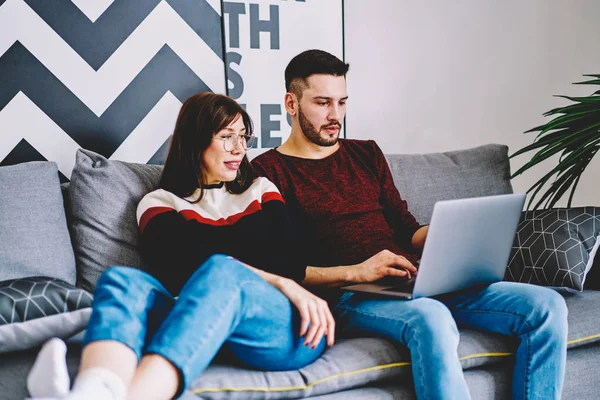 Jovens Bilhetes Reserva Casamento Line Dispositivo Laptop Moderno Usando Internet — Fotografia de Stock