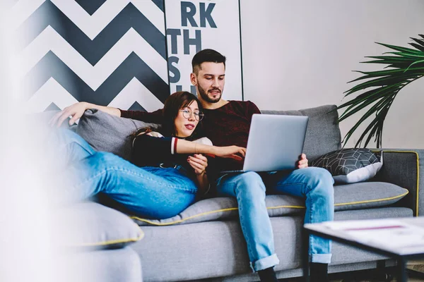 Casal Apaixonado Descansando Juntos Sofá Escolher Site Com Filme Line — Fotografia de Stock