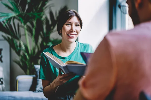 Positieve Jonge Vrouw Met Het Bestuderen Van Boek Lachen Praten — Stockfoto