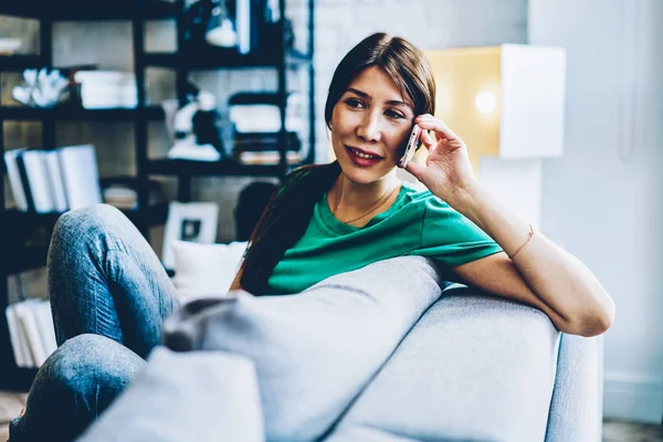 Encantadora Joven Sonriente Que Comunica Con Amigo Dispositivo Teléfono Inteligente —  Fotos de Stock