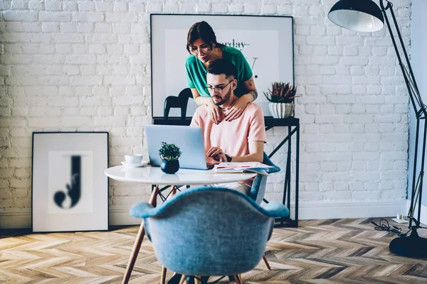 Frau Unterstützt Nachdenklichen Jungen Mann Arbeitet Aus Der Ferne Digitalen — Stockfoto