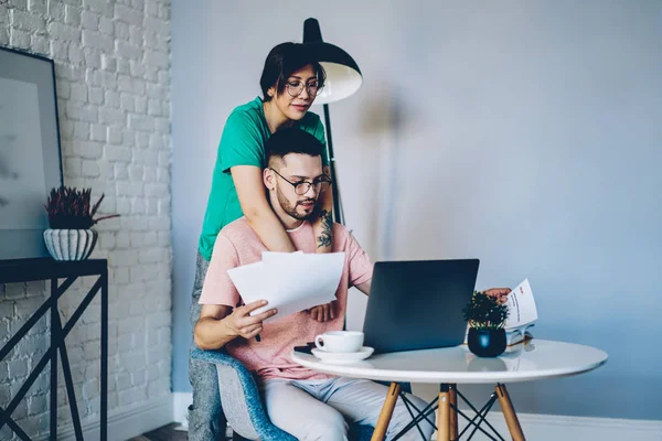 Schöne Frau Umarmt Ehemann Die Auf Freiberufliche Arbeit Hause Und — Stockfoto