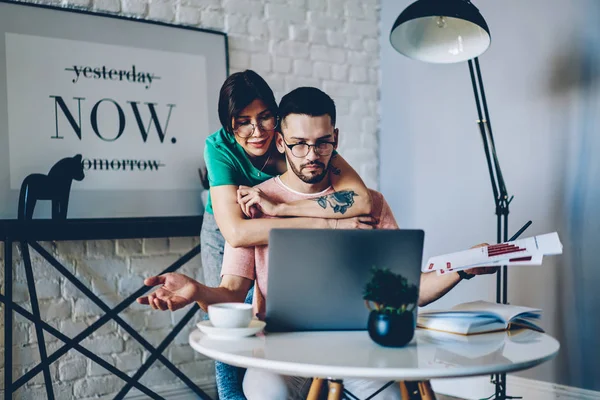 Fürsorgliche Frau Unterstützt Verärgerten Ehemann Der Während Der Arbeit Laptop — Stockfoto