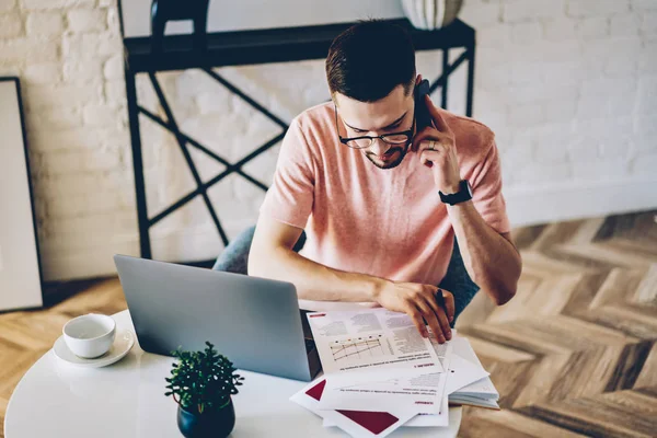 Nachdenklicher Junger Mann Der Während Seines Fernjobs Laptop Hause Smartphone — Stockfoto