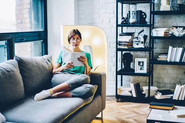 Mujer Joven Pensativa Gafas Lectura Libro Literatura Relajante Acogedor Sofá —  Fotos de Stock