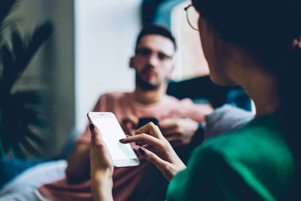 Vista Recortada Jovem Mulher Digitando Área Espaço Cópia Smartphone Moderno — Fotografia de Stock