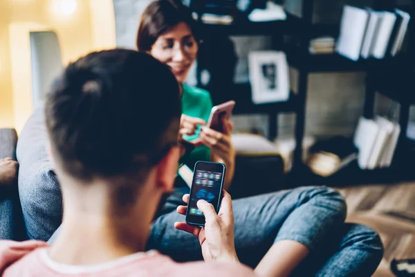 Pareja Amor Descansando Apartamento Cómodo Ignorando Comunicación Vivo Entre Porque — Foto de Stock