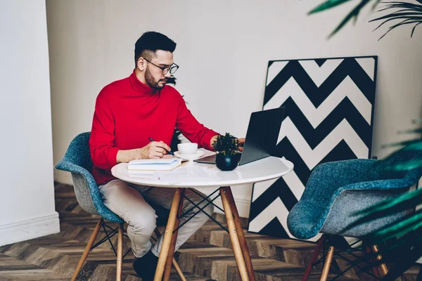 Nadenkend Bebaarde Jonge Man Kijken Online Webinar Laptopcomputer Het Maken — Stockfoto