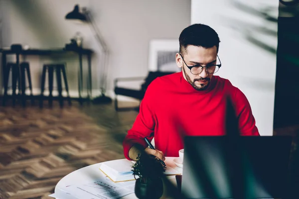 Geconcentreerde Bebaarde Student Studeren Bij Moderne Laptopcomputer Schrijven Van Nota — Stockfoto