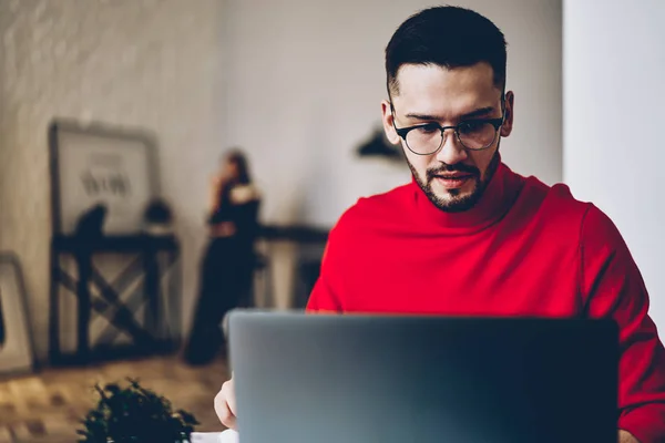 Pensivo Barbudo Jovem Software Atualização Computador Portátil Moderno Usando Conexão — Fotografia de Stock