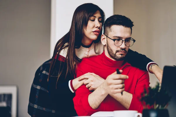 Verliebte Paare Wählen Film Auf Website Auf Laptop Moderner Wohnung — Stockfoto