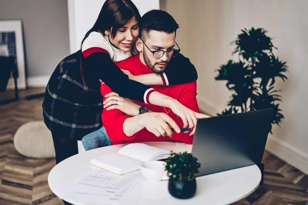 Glückliche Junge Ehe Mit Drahtlosem Internet Auf Laptop Computer Fahrkarten — Stockfoto