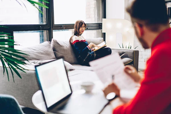 Positiv Fru Med Litteratur Bok Bekväma Soffan Och Kommunicera Med — Stockfoto