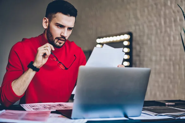 Intelligente Nachdenkliche Hipster Studentin Liest Papierkursarbeit Modernen Laptop Moderner Wohnung — Stockfoto