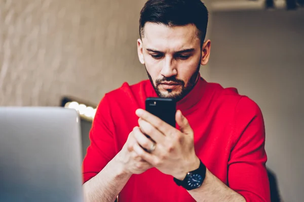 Blogueur Masculin Concentré Installant Application Sur Smartphone Utilisant Une Connexion — Photo