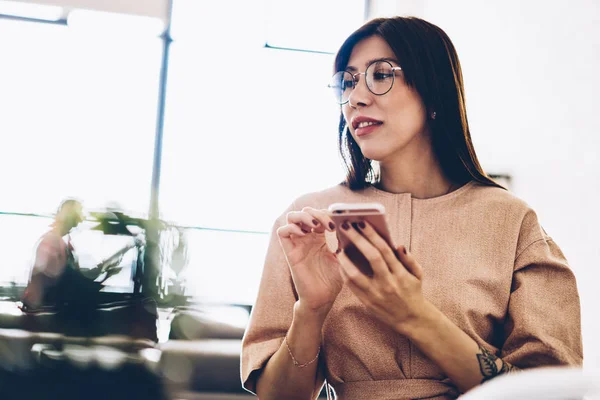 Brunette Jonge Vrouw Stijlvolle Brillen Zoek Weg Tijdens Het Installeren — Stockfoto