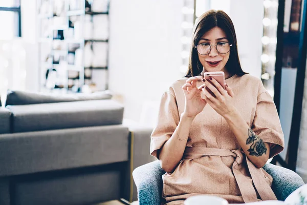 Mujer Joven Vestida Casual Positiva Anteojos Leyendo Noticias Divertidas Sitio —  Fotos de Stock