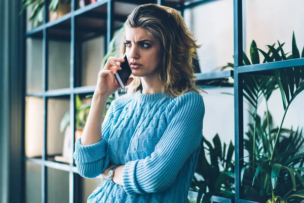 Mujer Seria Enojada Recibió Malas Noticias Durante Llamada Telefónica Interior —  Fotos de Stock