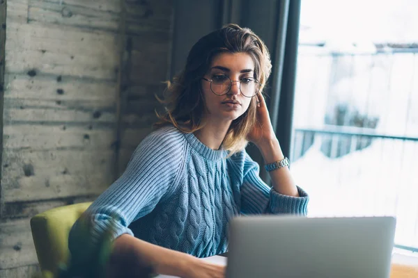 Kaukaski Poważne Blogger Kobiece Czytanie Wiadomości Sieci Społecznych Pomocą Laptopa — Zdjęcie stockowe