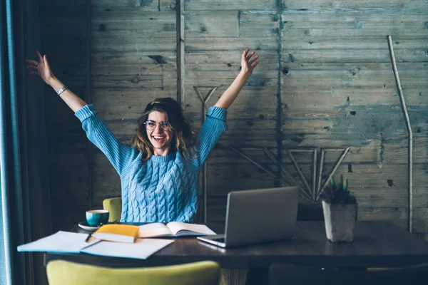 Estudiante Chica Sentada Mesa Con Cuaderno Abierto Levanta Las Manos — Foto de Stock