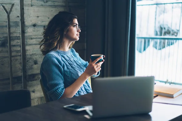 Jonge Vrouwelijke Student Doordachte Kijken Cafetaria Venster Tijdens Koffiepauze Elearning — Stockfoto