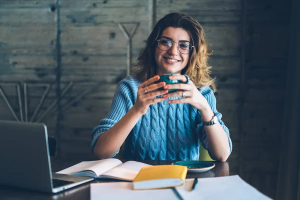 Retrato Chica Hipster Feliz Desgaste Gafas Para Proporcionar Protección Los —  Fotos de Stock