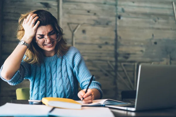 Estudante Com Raiva Sexo Feminino Sentindo Infeliz Overworked Para Criação — Fotografia de Stock