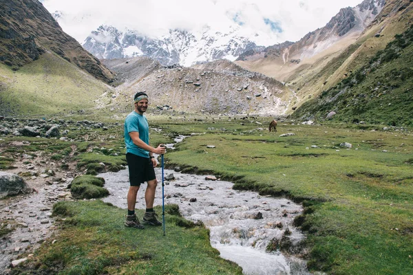 Full Längd Porträtt Lycklig Ung Man Hiker Med Trekking Pinne — Stockfoto