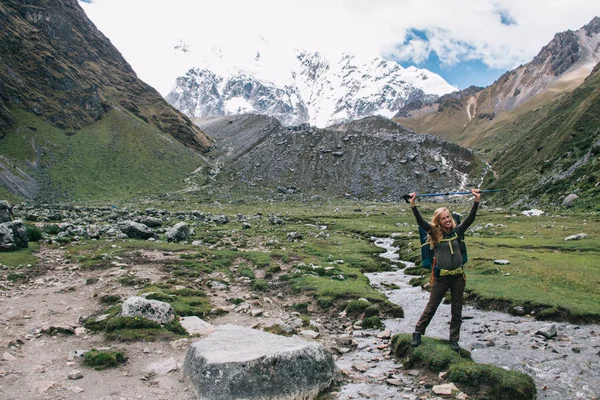 Trekking Sopa Yolculuk Tutkusu Sırasında Salkantay Trek Positive Genç Kadın — Stok fotoğraf