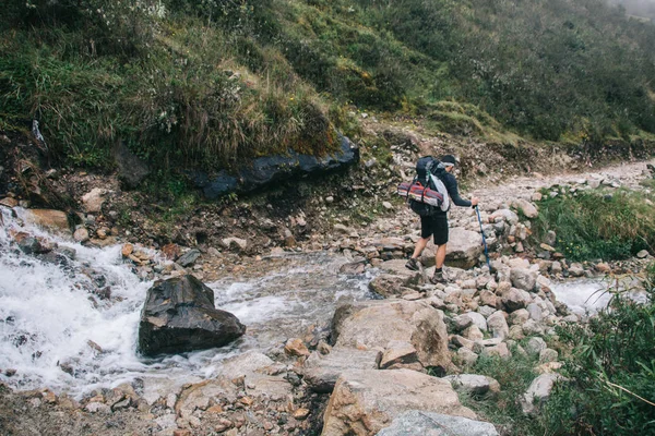 Joven Excursionista Con Mochila Viaje Subiendo Por Río Con Piedras — Foto de Stock