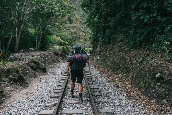 Vista Posterior Joven Viajero Experimentado Con Mochila Caminando Ferrocarril Bosque — Foto de Stock