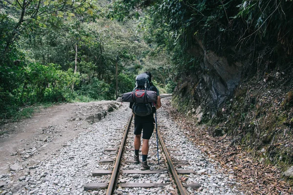 Rückansicht Des Touristen Mit Rucksack Beim Wandern Auf Der Eisenbahn — Stockfoto
