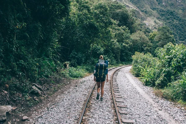 Rear View Female Tourist Backpack Discovering New Places Wildness Environment — Stock Photo, Image