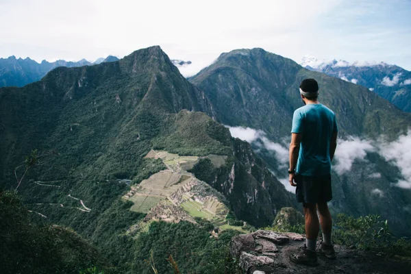 Vista Posterior Joven Vestido Con Ropa Activa Subió Cima Montaña — Foto de Stock