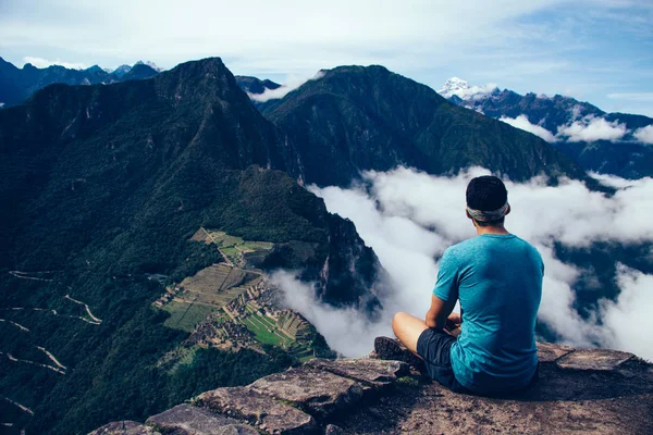 Visão Traseira Turista Masculino Vestido Desgaste Ativo Sentado Alta Colina — Fotografia de Stock