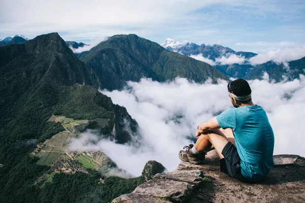 Erfahrene Junge Mann Tourist Aktiver Kleidung Sitzt Felsigen Hügel Und — Stockfoto