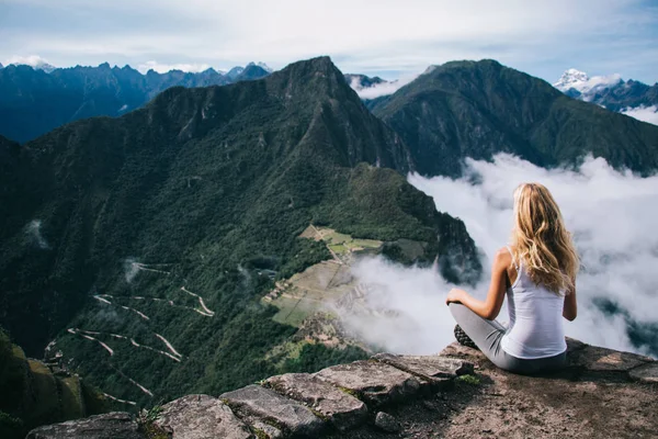 Junge Touristin Sitzt Lotus Entspannen Und Bewundern Atemberaubende Aussicht Während — Stockfoto